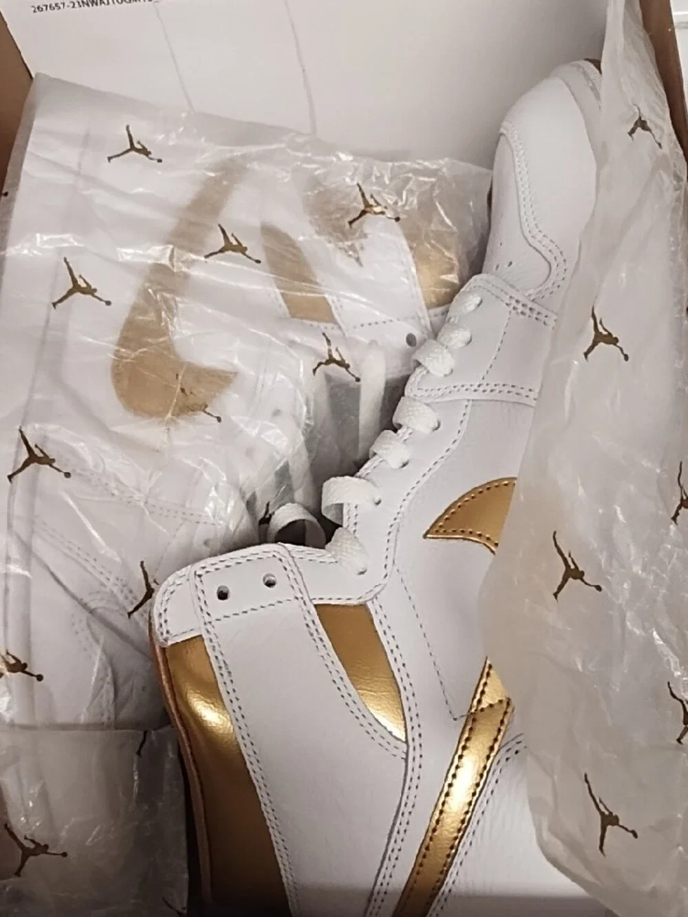 Jordan 1 Retro OG High| Size 11.5 (Women)/ 10 (Men) | Metallic Gold, White